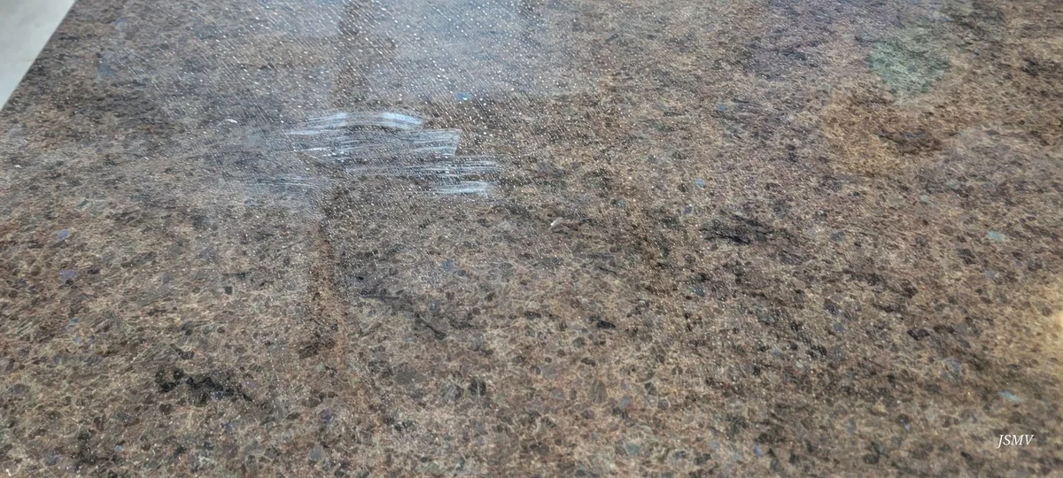 Después de reparar y pulir una grieta en granito