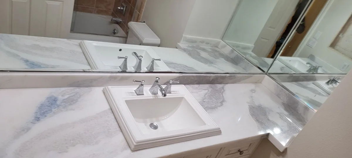 Cubierta de mármol en un baño