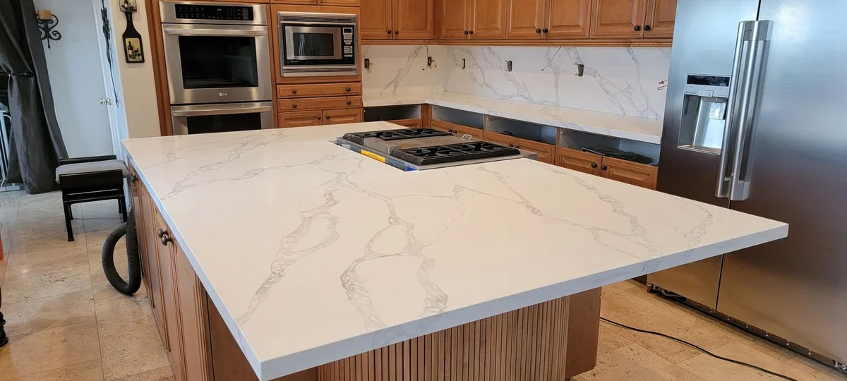 Isla de cocina con cubierta de cuarzo