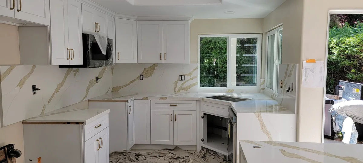 Cocina con cubierta de cuarzo trabajada en Orange County
